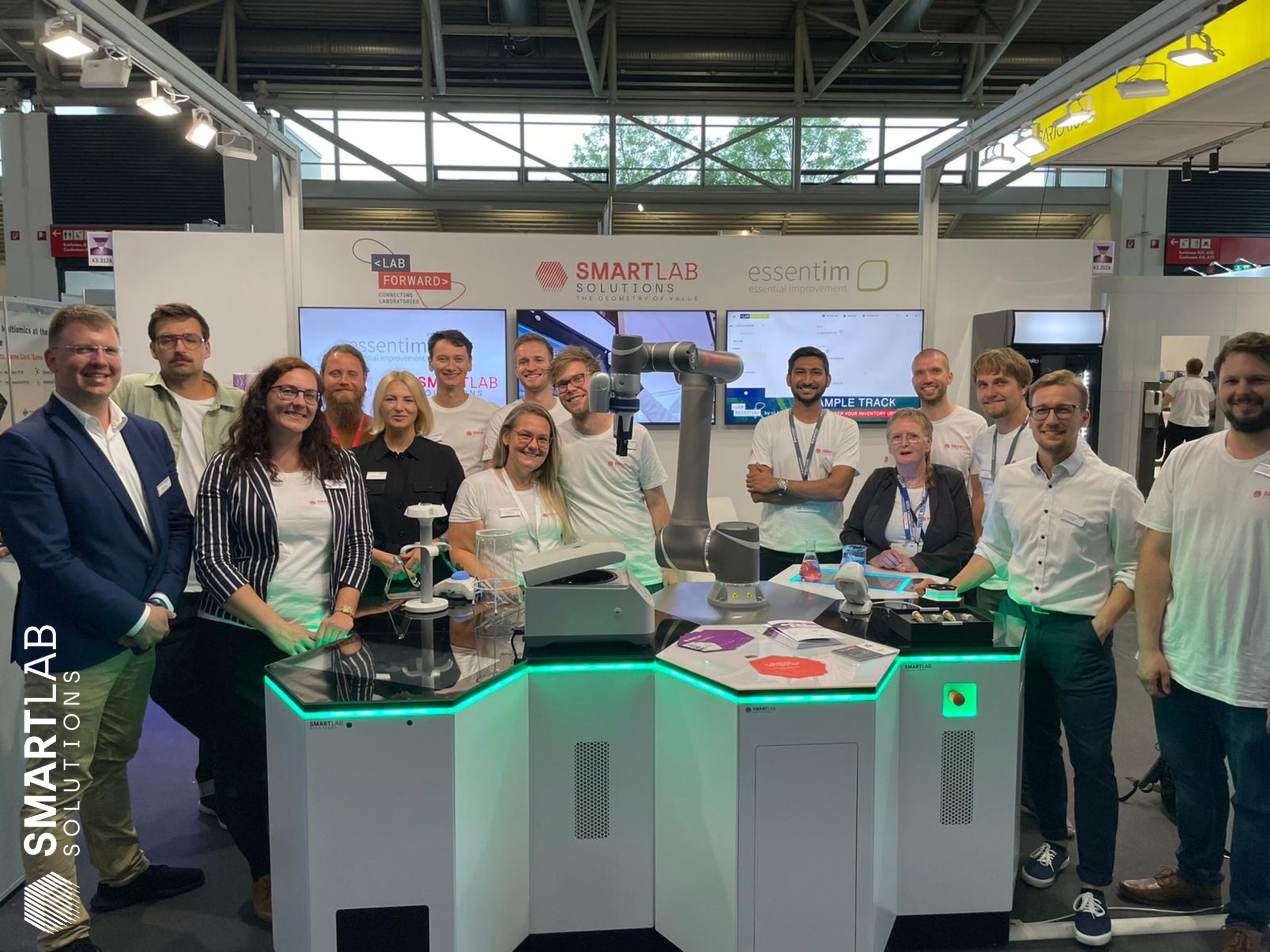 SmartLab Solutions Team at trade fair analytica 2022